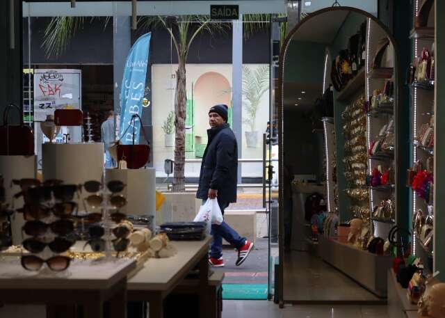 Comércio diz que regra dos feriados chega em momento de pressão no setor