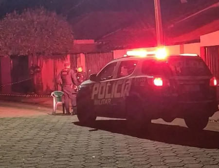 Jovem é assassinado com ao menos quatro tiros em frente de casa