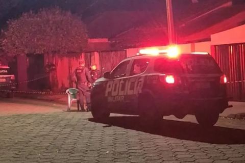 Jovem é assassinado com ao menos quatro tiros em frente de casa