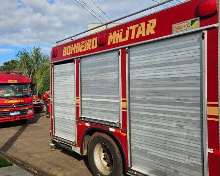 Bombeiros arrombam apartamento para evitar propagação de incêndio na Vila Olinda
