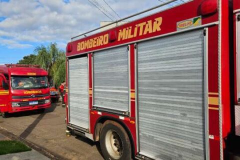 Bombeiros arrombam apartamento para evitar propagação de incêndio na Vila Olinda