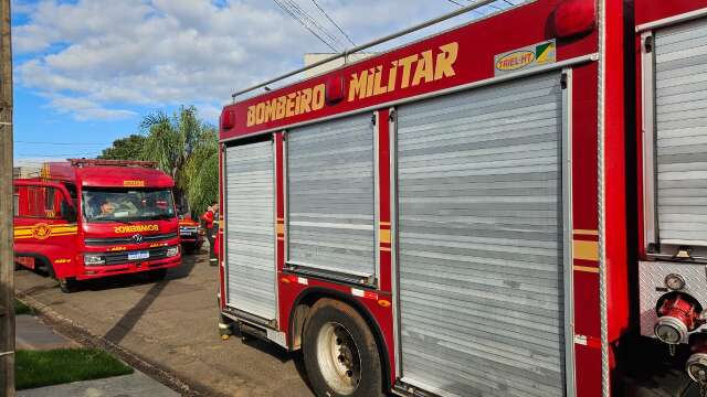 Bombeiros arrombam apartamento para evitar propagação de incêndio na Vila Olinda