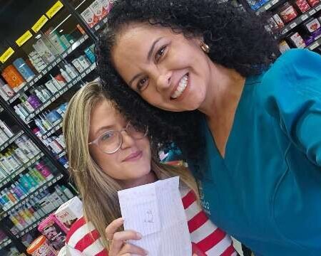 Professora guarda cartas por 13 anos e busca ex-alunos para entregá-las