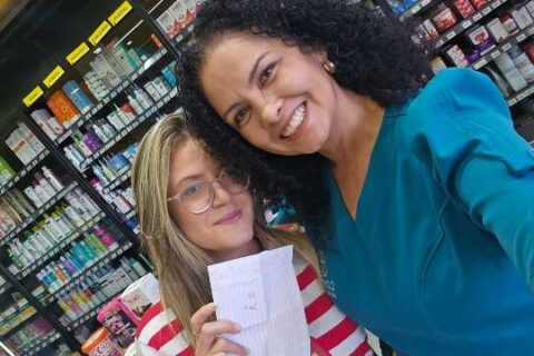 Professora guarda cartas por 13 anos e busca ex-alunos para entregá-las