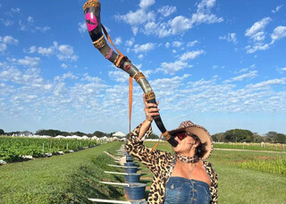 Com berrante e look de onça, Tanikyta é sensação das corridas