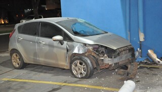 Jovem morre arremessado em acidente entre moto e carro em rotatória