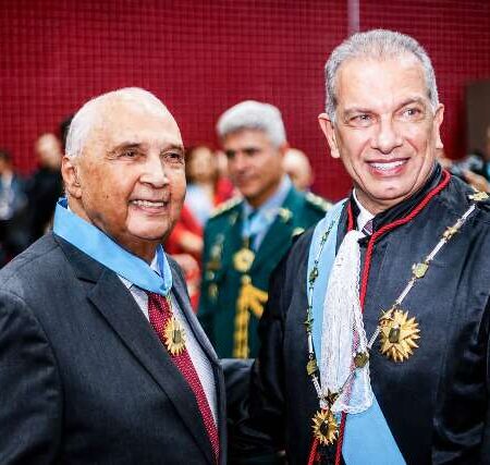 Decano da Alems, Londres Machado recebe Comenda de Grande Oficial