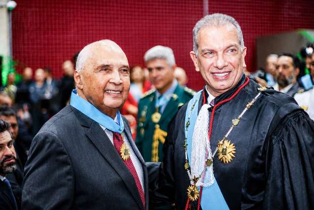 Decano da Alems, Londres Machado recebe Comenda de Grande Oficial
