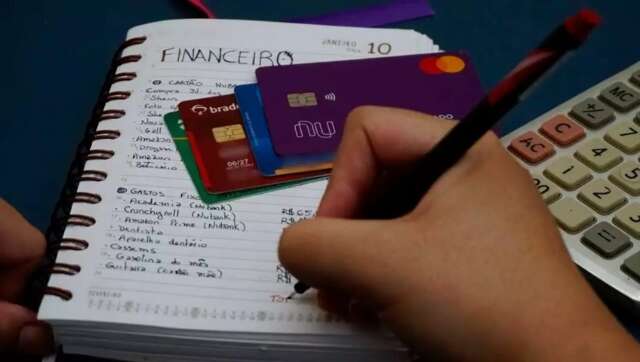 Salário alto não resolve dívidas e superendividamento já levou 2,4 mil à Justiça
