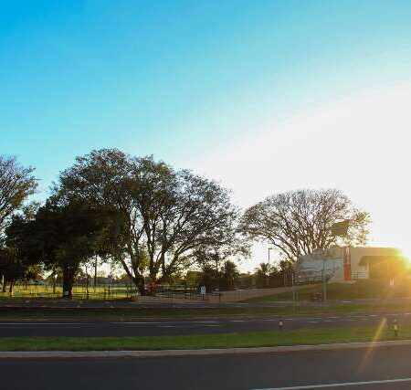 Capital tem domingo de sol com máxima de 33°C e alerta para frente fria
