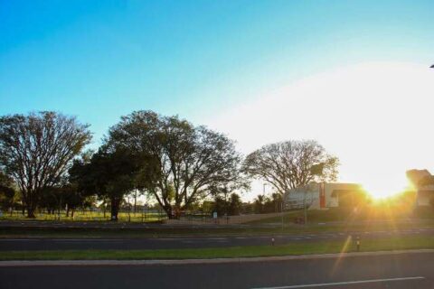 Capital tem domingo de sol com máxima de 33°C e alerta para frente fria