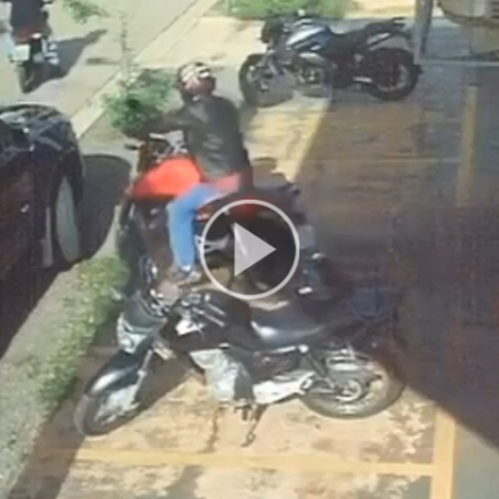 Em 24 segundos, ladrão leva moto estacionada em calçada de UPA