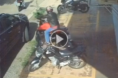 Em 24 segundos, ladrão leva moto estacionada em calçada de UPA