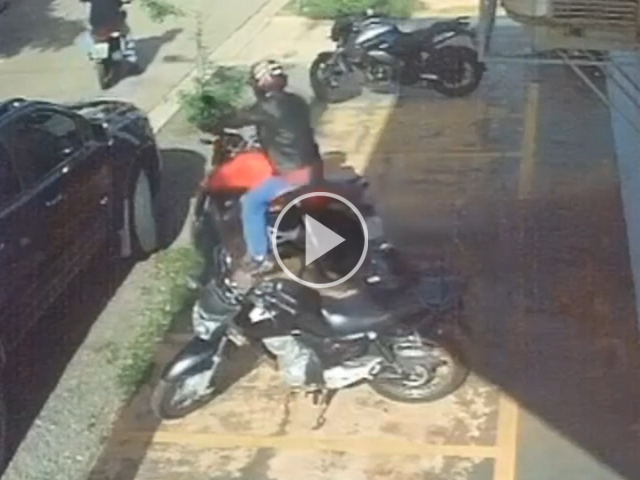 Em 24 segundos, ladrão leva moto estacionada em calçada de UPA