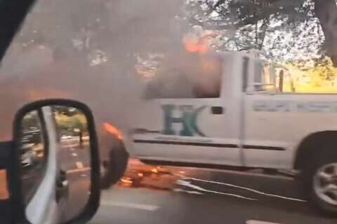 Caminhonete pega fogo em avenida do Parque dos Poderes