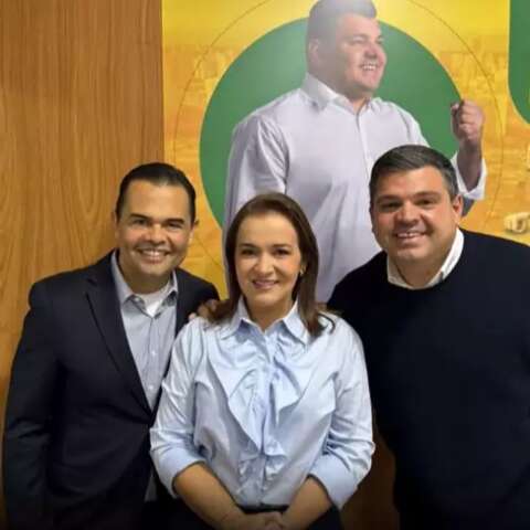 Entre farpas e flashes, Câmara e Prefeitura posam para a paz
