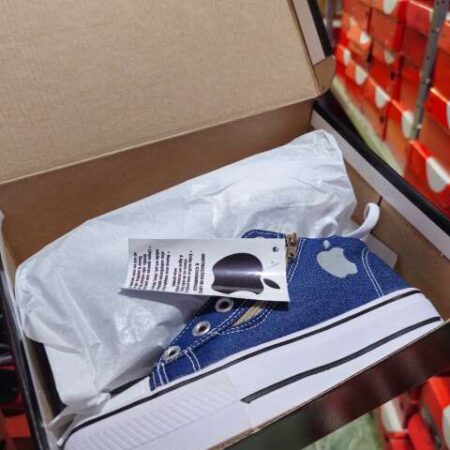 Operação procura produtos falsificados em loja e encontra até tênis da "Apple"