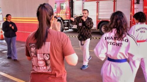 Com vítima de violência doméstica entre participantes, curso ensina autodefesa