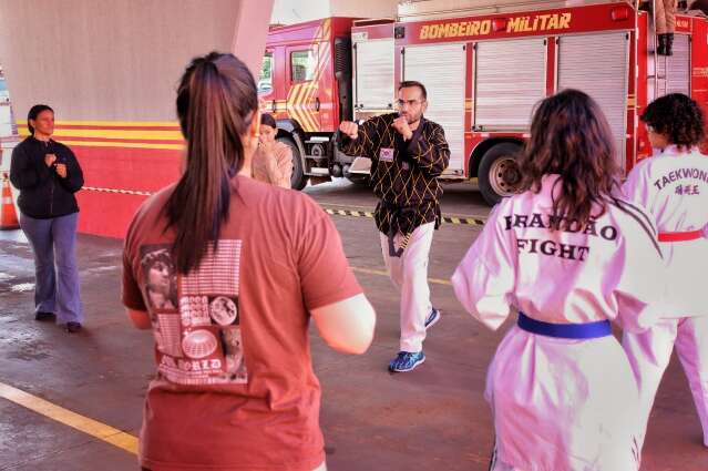 Com vítima de violência doméstica entre participantes, curso ensina autodefesa