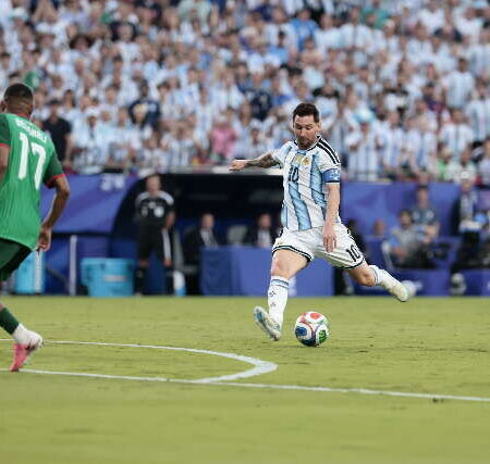 Messi marca três vezes e Argentina estreia com vitória na Copa