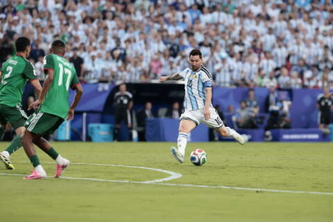 Messi marca três vezes e Argentina estreia com vitória na Copa