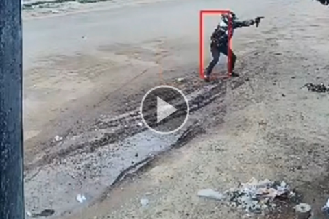 Adolescente de 13 anos é baleado por dupla em moto no Centro-Oeste