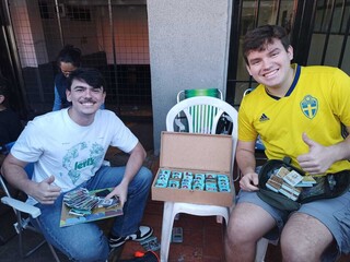 Em frente à banca, paixão pelo futebol forma amizades e ajuda a realizar sonhos