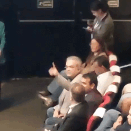 Deputado fica bravo após bancada ser excluída de mesa de autoridades