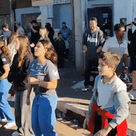 Paróquia põe banda na rua durante confecção de tapete: “aquecer os corações”