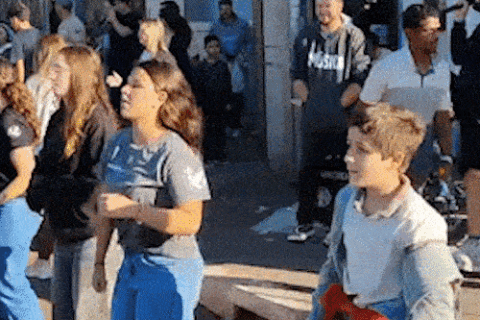 Paróquia põe banda na rua durante confecção de tapete: “aquecer os corações”