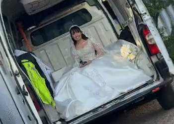 Noiva vai de van ao casamento para não amassar vestido de 25 kg