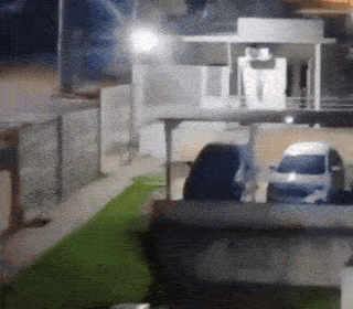 Mulher derruba portão de condomínio com carro após briga com ex-companheiro