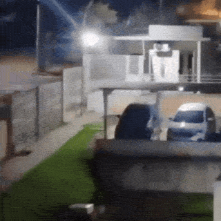 Mulher derruba portão de condomínio com carro após briga com ex-companheiro