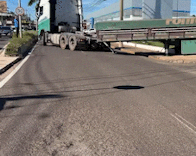 Caminhão atinge grade de concessionária na Avenida Zahran e trava trânsito