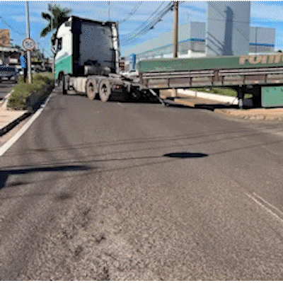 Caminhão atinge grade de concessionária na Avenida Zahran e trava trânsito