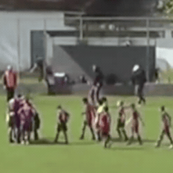 Gestos obscenos em jogo de futebol geram denúncia e revolta