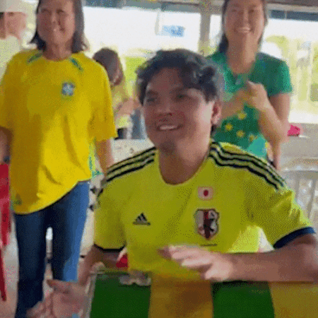 Nada mais brasileiro: descendentes nipônicos comemoram vitória com pagode