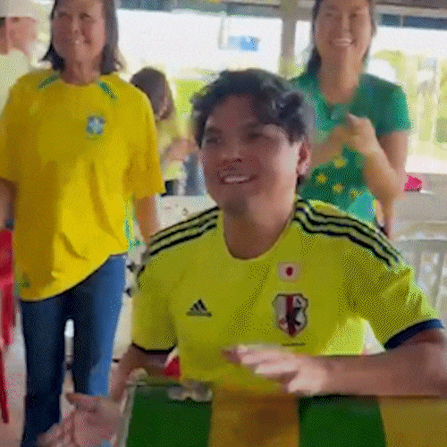 Nada mais brasileiro: descendentes nipônicos comemoram vitória com pagode