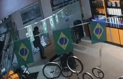 Adolescente quebra vitrine, furta 8 celulares e acaba identificado por câmeras