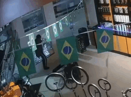 Adolescente quebra vitrine, furta 8 celulares e acaba identificado por câmeras