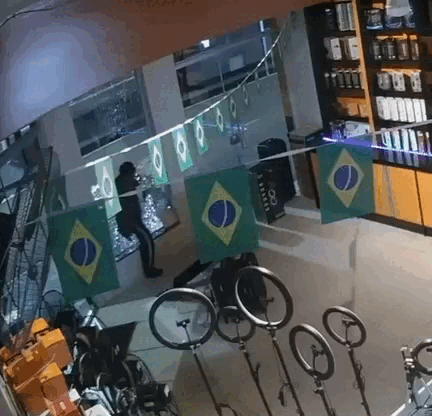 Adolescente quebra vitrine, furta 8 celulares e acaba identificado por câmeras