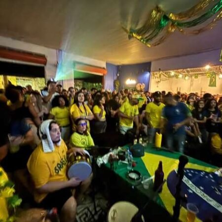 Centro teve Cidade da Copa vazia e torcida disputando espaço em bares