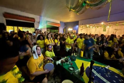 Centro teve Cidade da Copa vazia e torcida disputando espaço em bares
