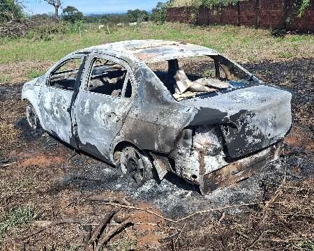 Carro usado por atiradores é achado queimado após ataque a detento