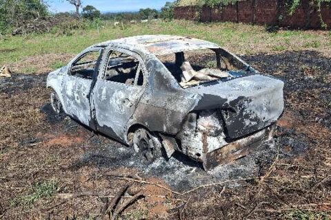 Carro usado por atiradores é achado queimado após ataque a detento