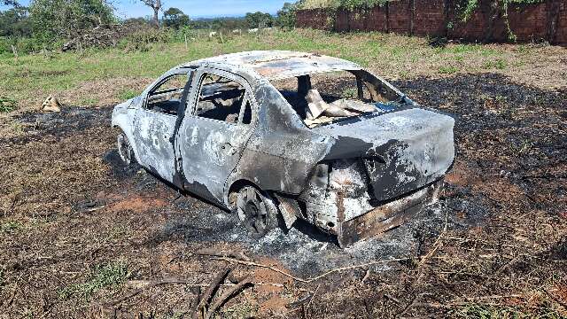 Carro usado por atiradores é achado queimado após ataque a detento