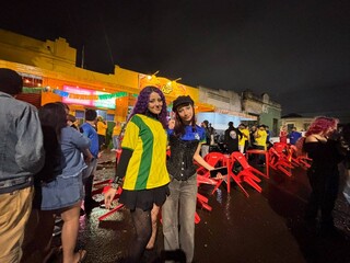 Centro teve Cidade da Copa vazia e torcida disputando espaço em bares 