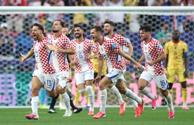 Croácia bate Gana, garante vaga no mata-mata e mantém sonho de Modric