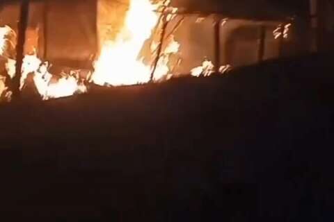 Incêndio destrói casa e deixa homem com queimaduras graves na fronteira