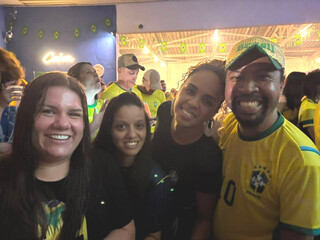 Centro teve Cidade da Copa vazia e torcida disputando espaço em bares 